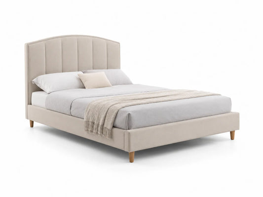 Letto matrimoniale in velluto beige con testiera imbottita e piedi in legno